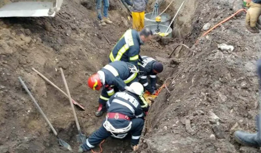 Un bărbat a murit după ce a fost prins sub un mal de pământ. Intervenţie dramatică a echipajelor medicale