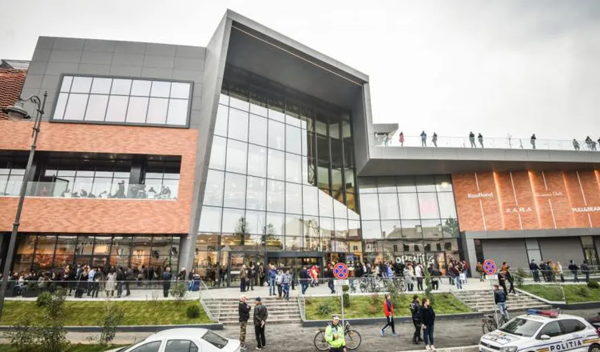 Medicii români cer închiderea mall-urilor şi supravegherea strictă a clienţilor