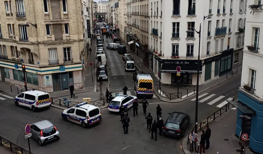 Scene şocante în Paris. Un bărbat înarmat cu mai multe cuţite a vrut să ATACE poliţiştii. S-au folosit gloanţe de cauciuc