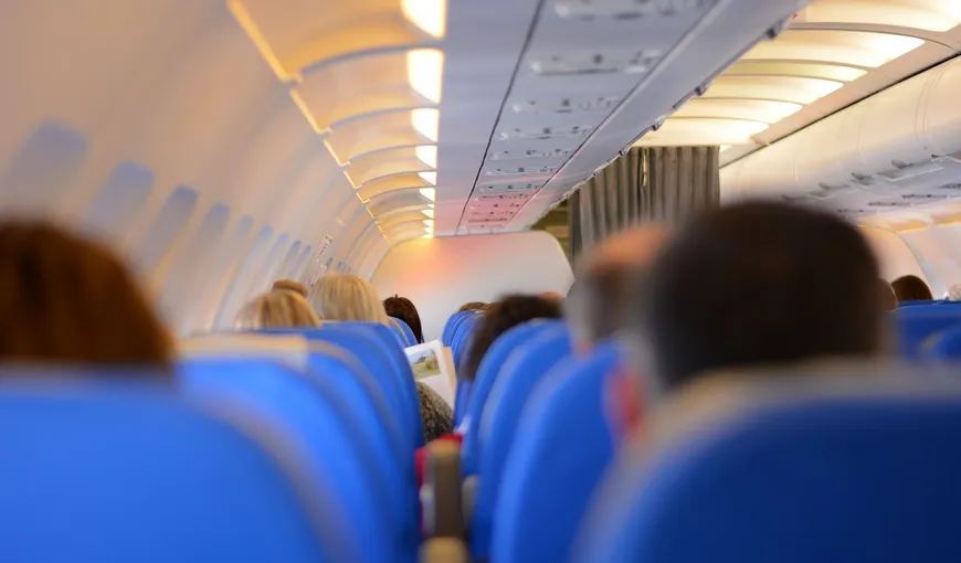 O femeie infectată cu coronavirus a decedat, în timp ce se afla în avion