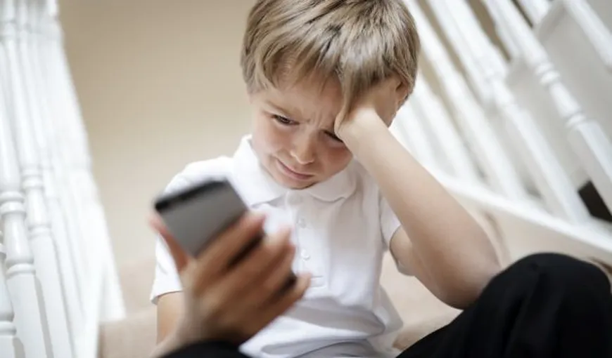 Un copil de 12 ani a DECEDAT după ce s-a jucat ore în şir pe telefonul mobil