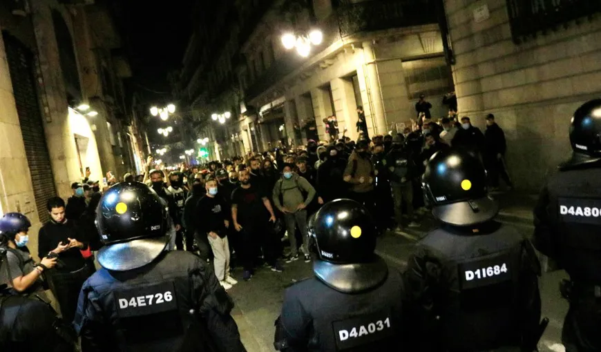 Proteste VIOLENTE în Barcelona faţă de măsurile de carantină. Mii de oameni, în stradă. Poliţia intervine în forţă VIDEO