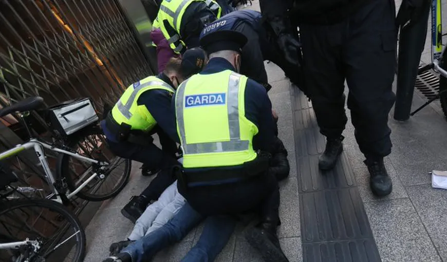 Proteste violente anti-Covid, în Irlanda. Poliţia a arestat 11 persoane în timpul manifestaţiei VIDEO