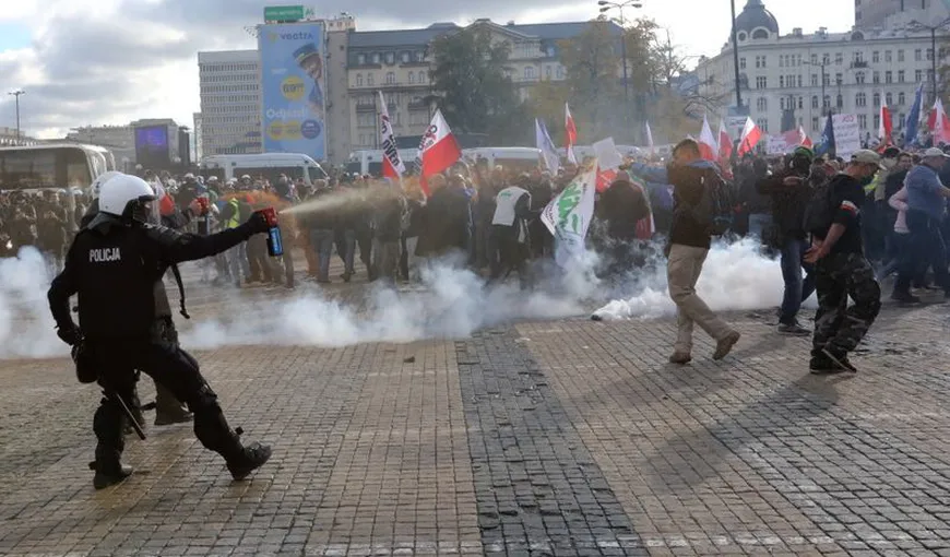 Proteste violente la Varşovia împotriva restricţiilor. Aproape 300 de persoane au foste reţinute după ce au atacat poliţia VIDEO