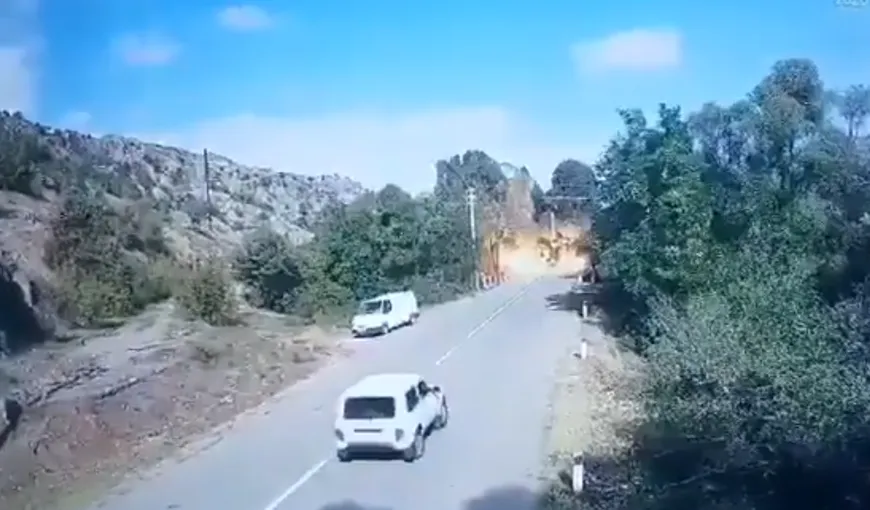 VIDEO Imaginile în care o rachetă loveşte un pod circulat de maşini în Nagorno Karabah