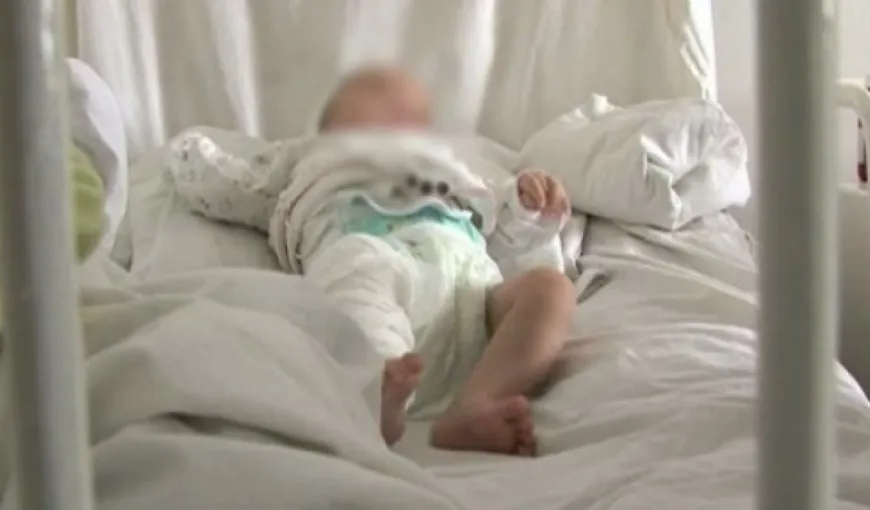 Un bebeluş de doar TREI luni a fost găsit mort în casă. Autorităţile sunt în alertă