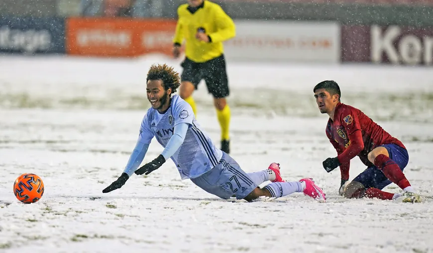 Americanii joacă fotbal pe zapadă, într-un meci care aduce aminte de Steaua – Villareal