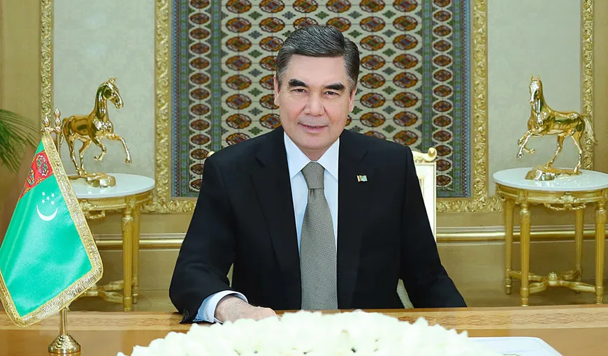 Preşedintele Turkmenistanului i-a ridicat statuie din aur câinelui său, în centrul oraşului