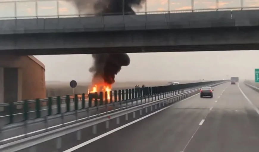 Autoturism în flăcări pe autostradă. Şoferul a reuşit să se salveze