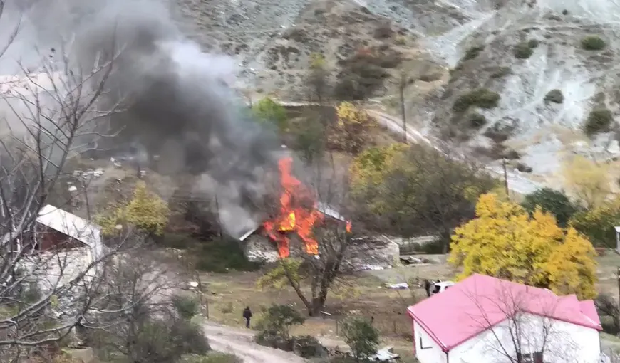 Războiul din Caucaz, armenii îşi dau foc caselor înainte de venirea azerilor. Imaginile disperării VIDEO