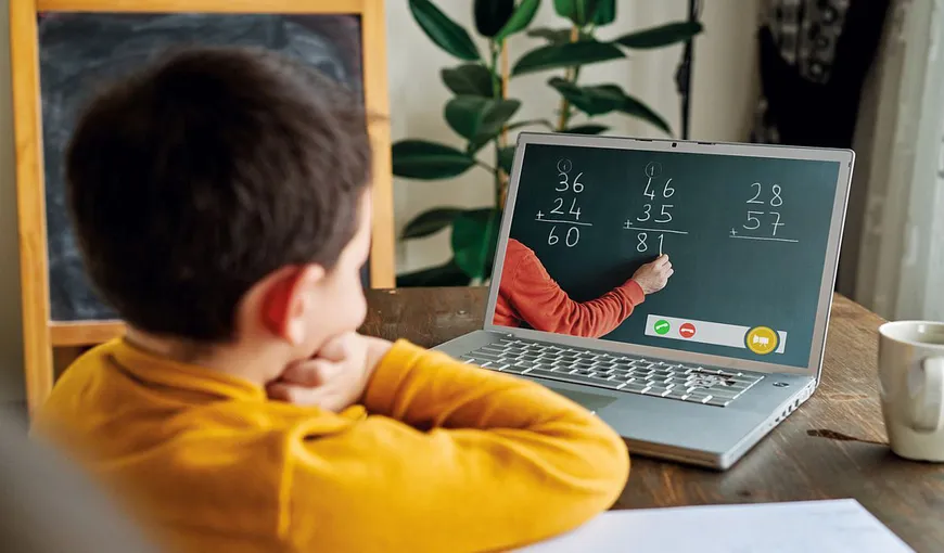 Şcoala online afectează veniturile. Copiii care învaţă de acasă vor câştiga mai puţin când vor fi adulţi