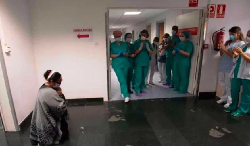 Fotografia anului, în Spania. Mamă din România, în genunchi în faţa medicilor, după ce fiul ei a stat două luni la ATI din cauza COVID