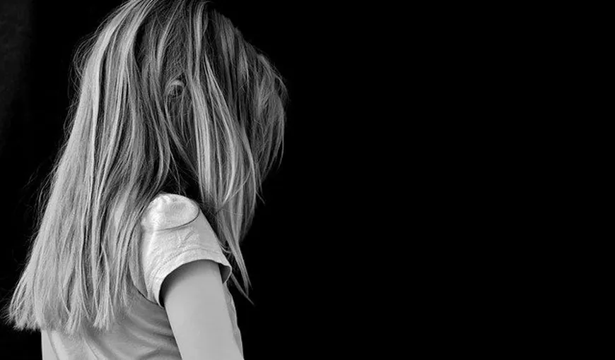 Caz revoltător în Neamţ. Un pensionar a violat fetiţa de 10 ani a unor vecini. Victima, integrată de urgenţă într-un program psihologic