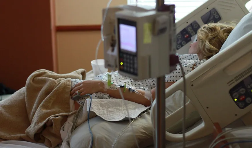 Situaţie critică în Bucureşti: Pacienţi cu COVID transferaţi în ţară, din cauza lipsei paturilor ATI. Un avion militar, implicat în operaţiune