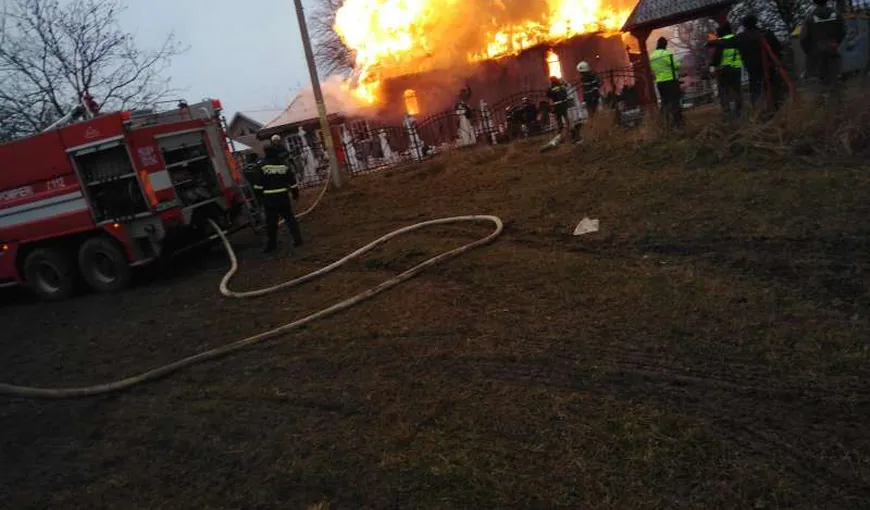 Biserică din Neamţ, distrusă de un incendiu. Focul ar fi pornit de la o lumânare
