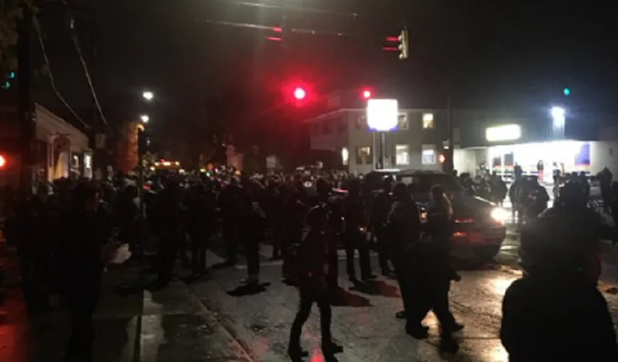 ALEGERI SUA 2020. Manifestanţi înarmaţi au ars drapele americane în Portland. Poliţia Federală, în alertă VIDEO
