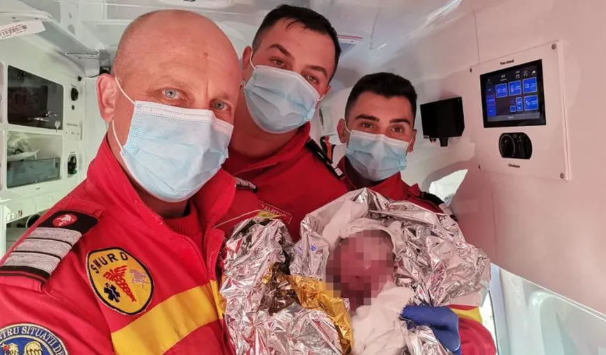 Femeie din Bistriţa, ajutată să nască de paramedicii SMURD în drum spre spital