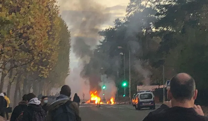 Proteste violente lângă Paris, elevii s-au bătut cu forţele de ordine. Liceenii cer închiderea şcolilor VIDEO