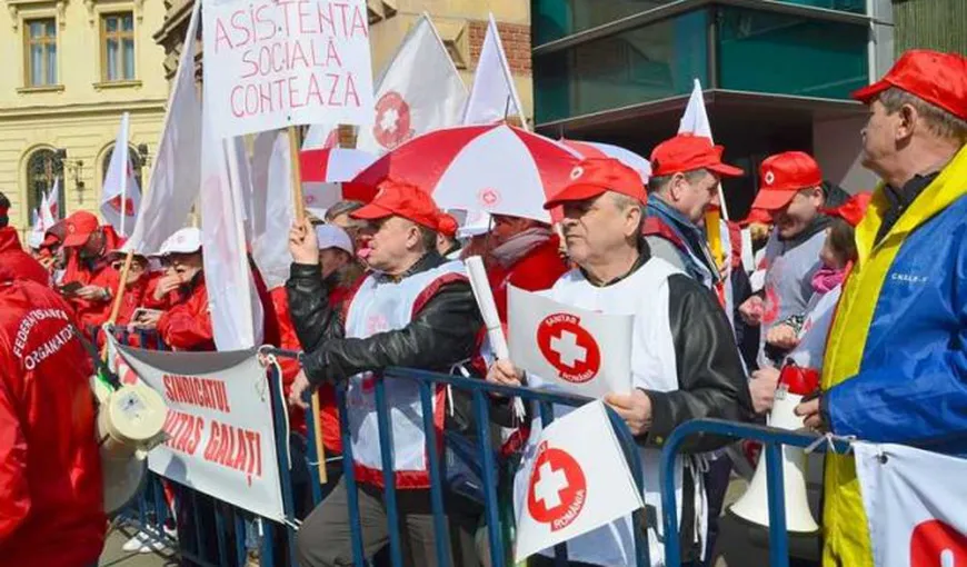 Sindicaliştii Federaţiei SANITAS protestează în faţa Guvernului