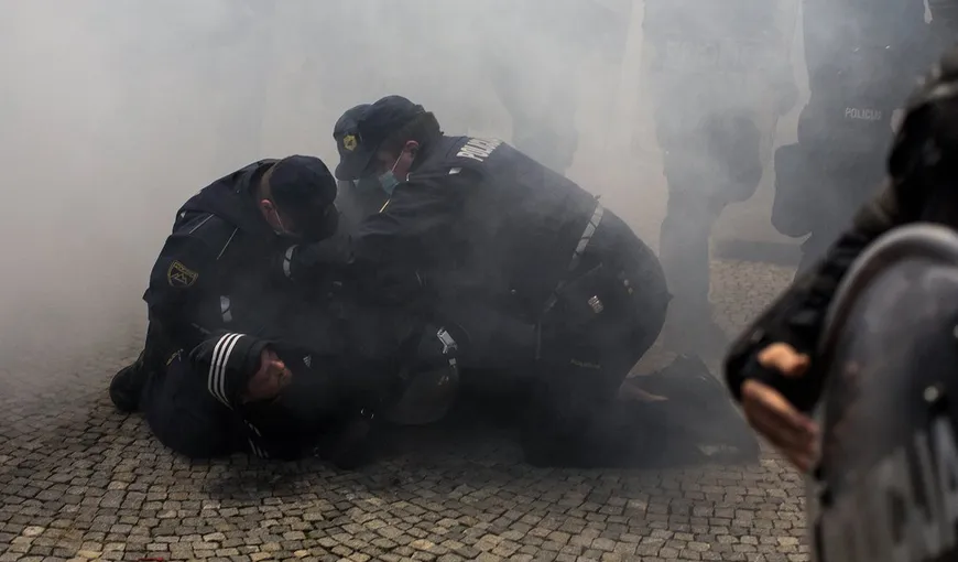 Protest violent anti-Covid, în Slovenia. Poliţia a folosit tunuri cu apă şi gaze lacrimogene