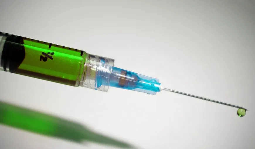 Vaccin coronavirus, testat pe o româncă din Marea Britanie
