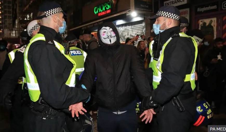 Revoltă în Marea Britanie faţă de restricţii. Haos pe străzi la Londra, studenţii au dărâmat gardurile la Manchester VIDEO