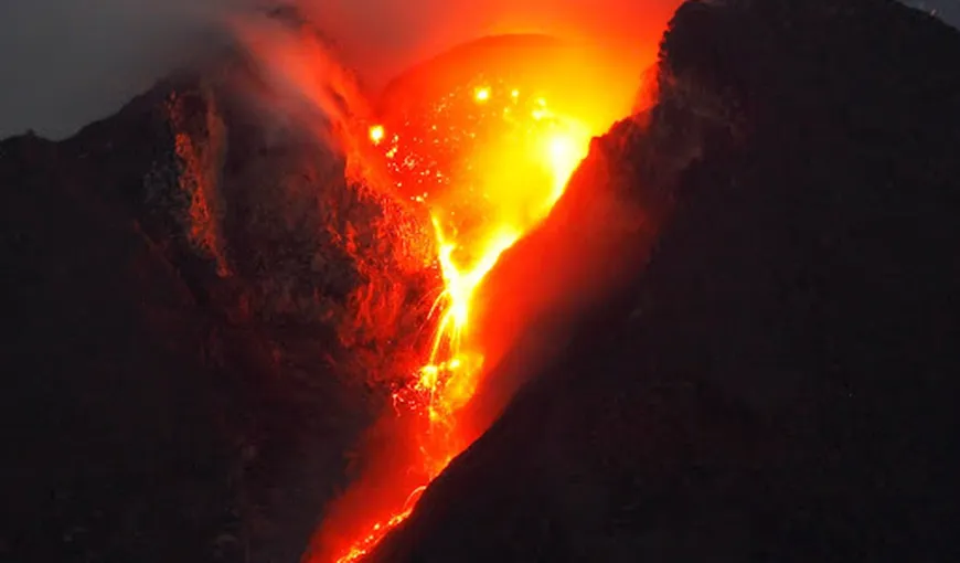 Vulcanul Merapi, gata să erupă. Autorităţile locale au emis o alertă