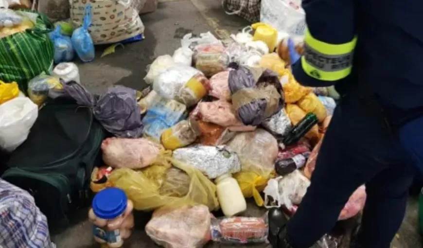 Peste o tonă de alimente trimise de români rudelor din Franţa, distruse de poliţia franceză la graniţă VIDEO