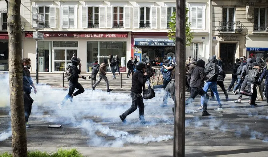 Proteste violente în Franța. Asediu pe străzi după ce anarhiștii au distrus magazine şi mai multe mașini
