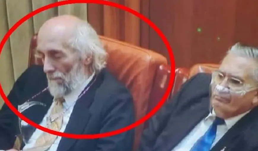 Senator AUR surprins dormitând în Parlament. „Eram în poziţia vishuddha chakra”