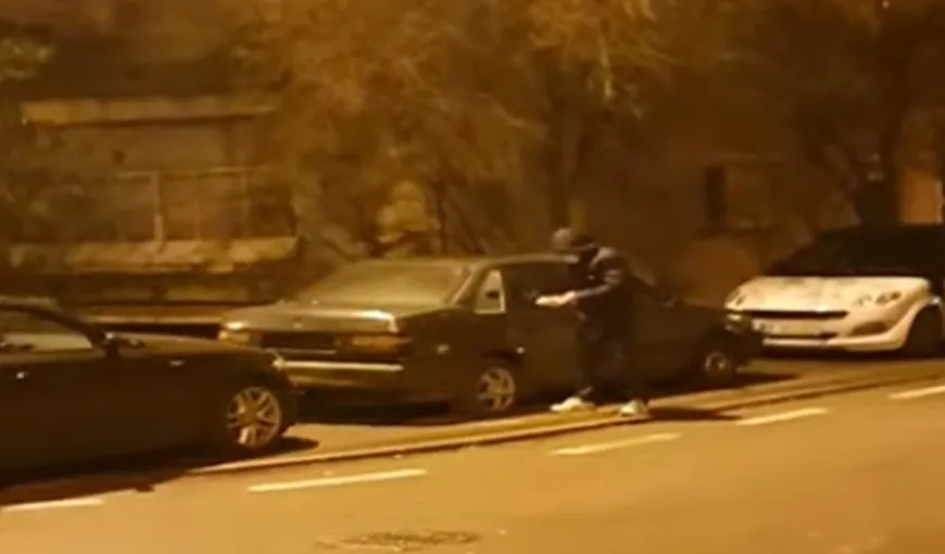 Situaţie revoltătoare în Otopeni, de Crăciun. Maşină distrusă de doi tineri, după ce au aruncat cu un obiect exploziv în maşină