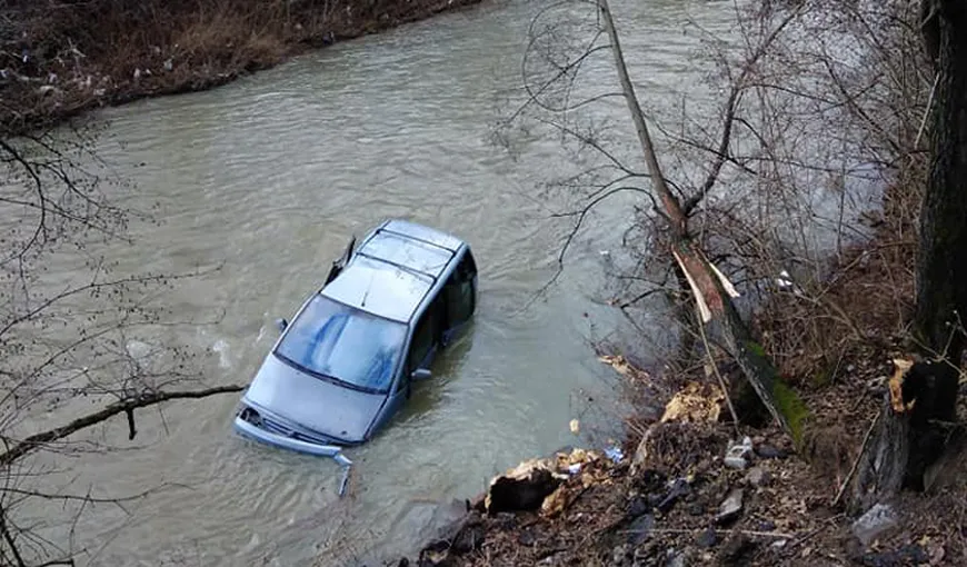 Accidente grave în ţară. Un şofer a murit în Sălaj, altul a plonjat cu maşina în râul Iza