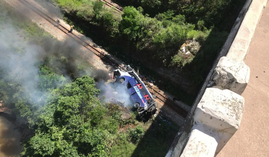 Accident înfiorător în Brazilia. Cel puţin 14 morţi după ce un autobuz s-a prăbuşit sub un viaduct