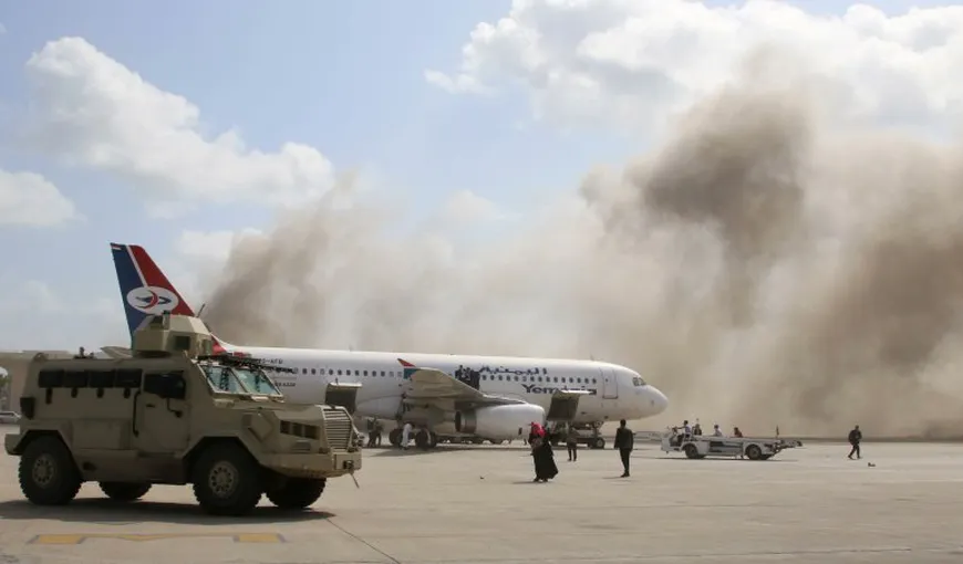 Explozie pe aeroport, după aterizarea avionului cu miniştrii noului guvern. Sunt cel puţin 12 morţi