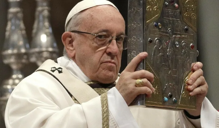Papa Francisc nu va oficia ceremoniile de Anul Nou din cauza durerilor. De ce boală suferă