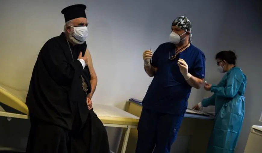 Un preot ortodox, printre primele persoane vaccinate anti-COVID-19. Cum a decurs vaccinarea în Europa