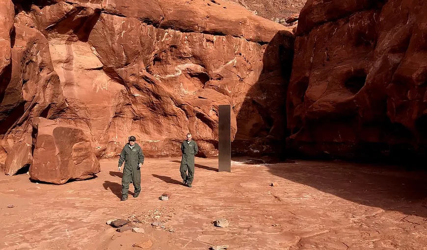 Apariţie inexplicabilă. Un monolit misterios a fost găsit lângă o cetate dacică din Neamţ, după ce fusese dat dispărut în Utah