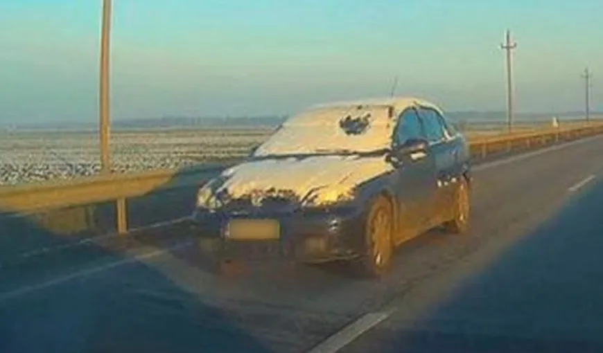 Imagini halucinante pe un drum național din România. Şofer kamikaze, filmat mergând cu peste 100 km la oră cu parbrizul acoperit de zăpadă