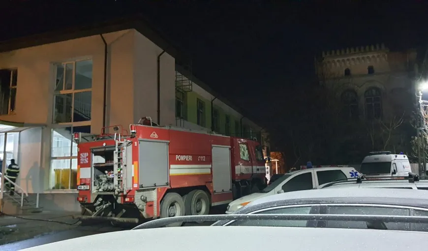 Incendiu la Spitalul Municipal din Roman. Mai mulţi pacienţi, evacuaţi de urgenţă. A fost activat planul roşu de intervenţie