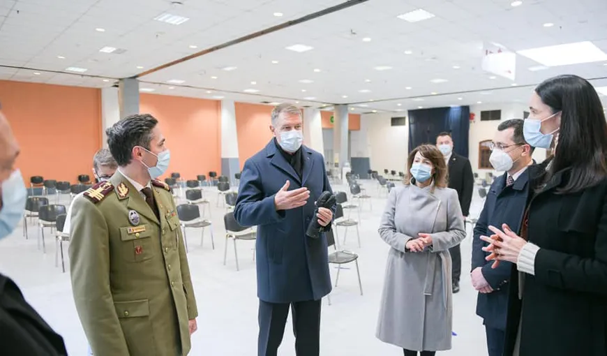 Klaus Iohannis, în vizită centrul de vaccinare de la Romexpo: Sperăm ca în vară să terminăm cu pandemia, să revenim la o viață normală