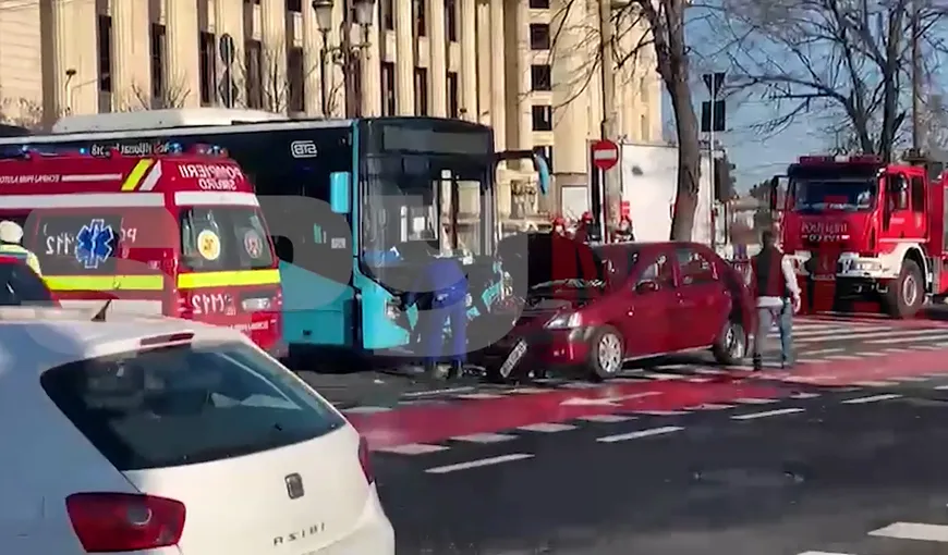 Accident în Capitală! Un autobuz STB s-a ciocnit de o maşină în apropiere de Parlament