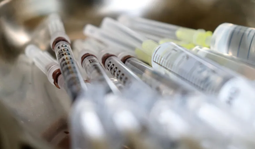 Probleme cu stocurile de vaccin, producătorii avertizează UE