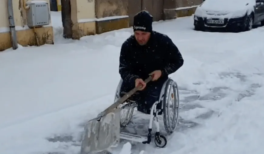 De-a dreptul emoționant. Un bărbat în scaun cu rotile a fost filmat în timp ce curăța zăpada din curte
