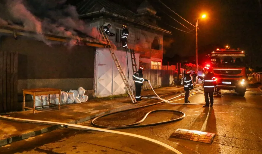 Incendiu violent în Capitală! Trei case și două autoturisme au fost distruse de flăcări