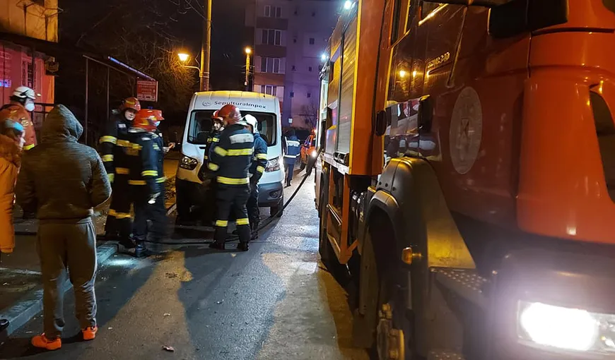Incendiu devastator într-un bloc din Baia Mare. O femeie a murit. Zeci oameni evacuaţi de urgenţă