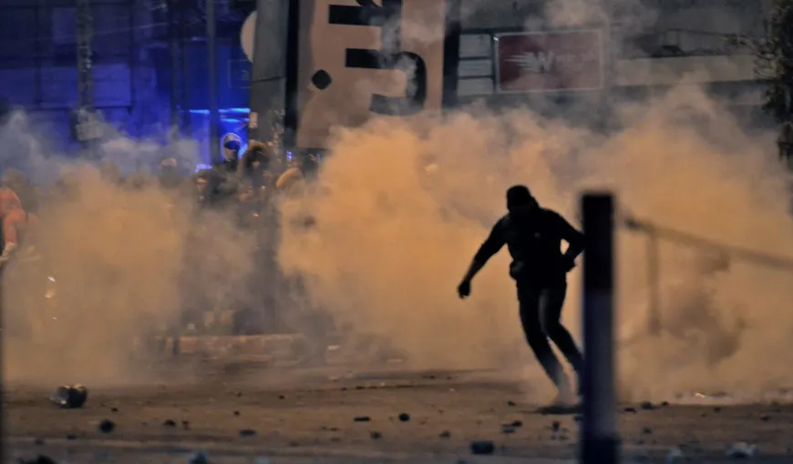 Zeci de răniţi în urma protestelor anti-lockdown. Manifestanţii au atacat cu cockteil-uri Molotov, poliţia a ripostat cu gloanţe de cauciuc VIDEO