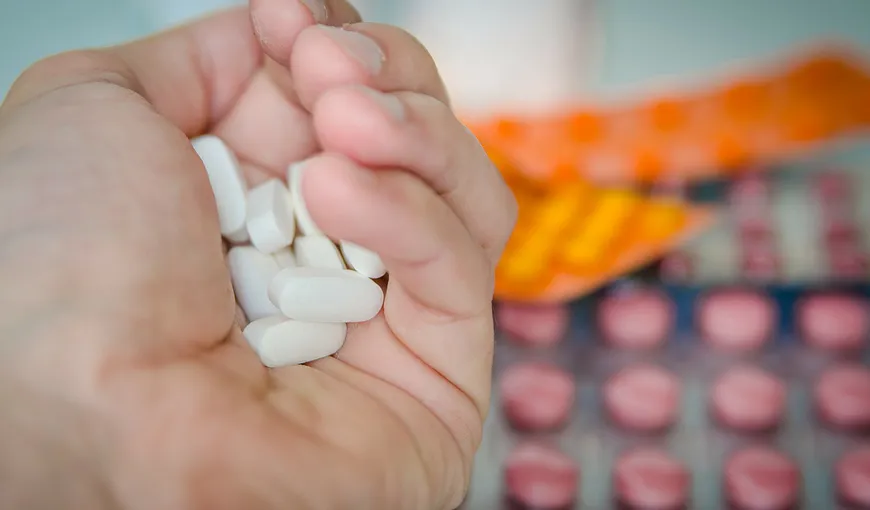 Apare pe piaţă pilula antiCOVID. Un gigant farmaceutic renunţă la vaccinurile experimentale şi dezvoltă o tabletă-minune