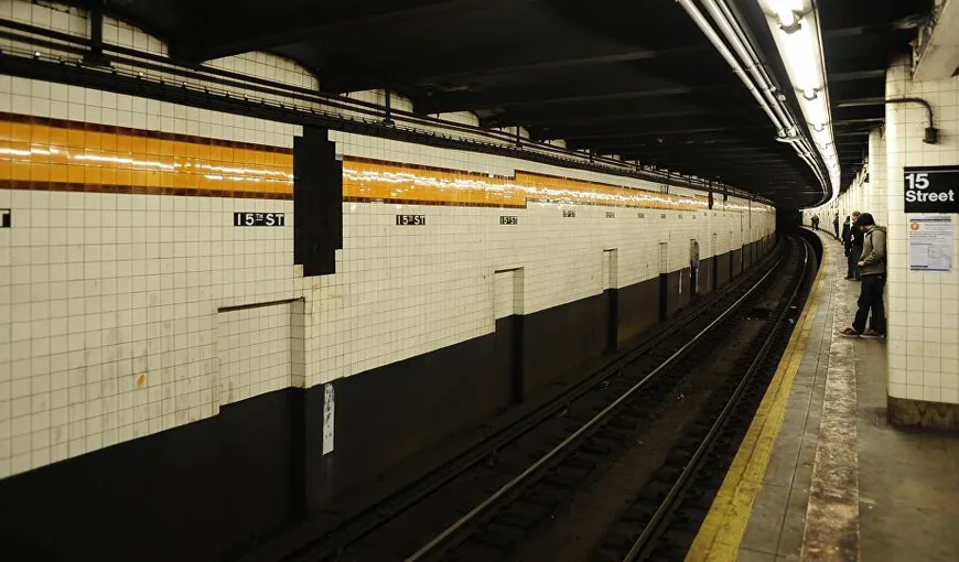 Un bărbat gol a semănat groază la metrou. A împins pe şine un pasager, după care a murit electrocutat