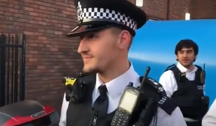 Români puşi pe distracţie în Londra, trimişi acasă de un poliţist de origine română. Reacţia tinerilor când poliţistul le vorbeşte pe limba lor VIDEO