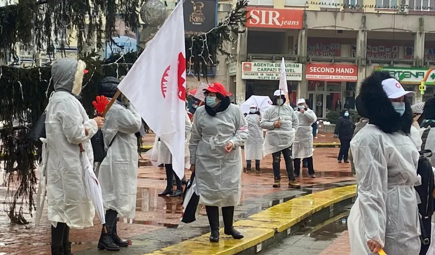 Proteste de amploare în mai multe orașe din țară. Angajații din sistemul sanitar au ieșit din nou în stradă după anunțul înghețării salariilor